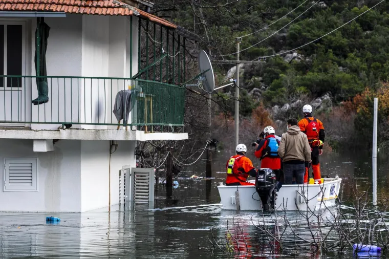 Nastavlja se borba s poplavama u Vrgorcu, mje&scaron;tani do kuća mogu samo plovilima