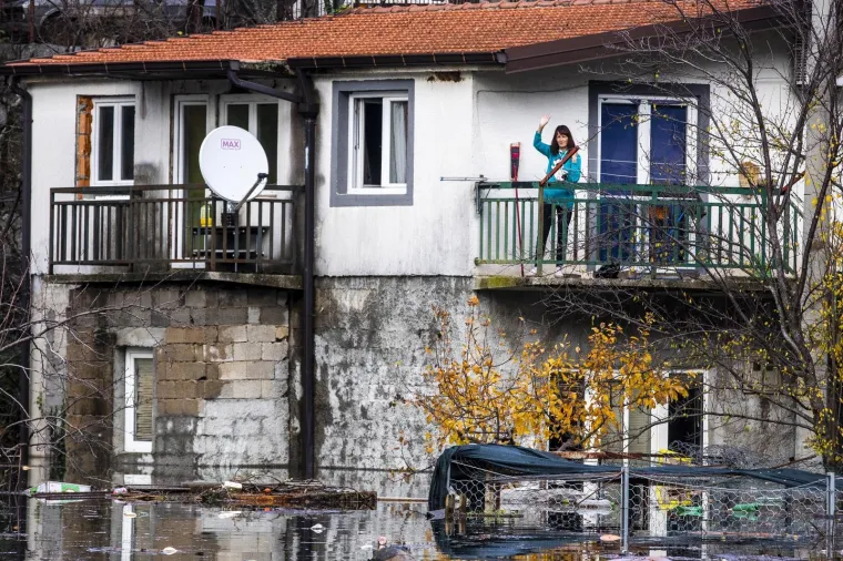 Nastavlja se borba s poplavama u Vrgorcu, mje&scaron;tani do kuća mogu samo plovilima