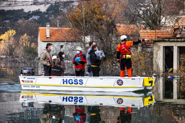 Nastavlja se borba s poplavama u Vrgorcu, mje&scaron;tani do kuća mogu samo plovilima