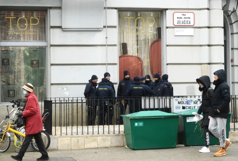 Okupio se veliki broj policajaca na zagrebačkom sredi&scaron;njem Trgu