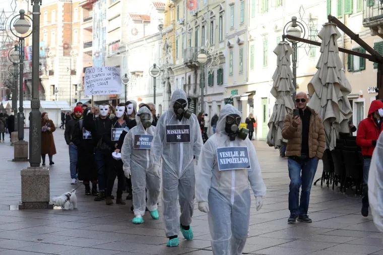 Rijeka: Prosvjedna &scaron;etnja Korzom grupe građana kojom se protive mjerama Vlade i Kriznog stožera