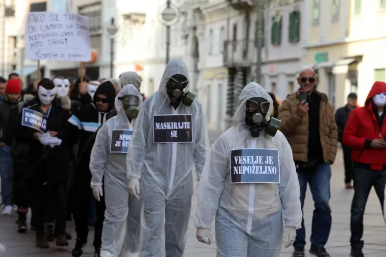 Rijeka: Prosvjedna &scaron;etnja Korzom grupe građana kojom se protive mjerama Vlade i Kriznog stožera