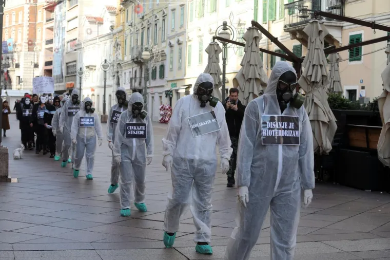 Rijeka: Prosvjedna &scaron;etnja Korzom grupe građana kojom se protive mjerama Vlade i Kriznog stožera