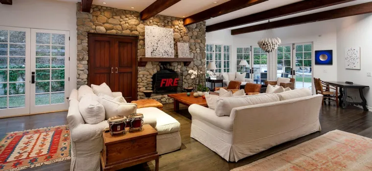 Sastoji se od 7 spavaćih soba i 10 kupaonica