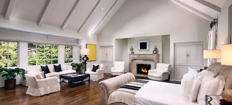 Ima kamin, knjižnicu i velike walk in ormare te ured