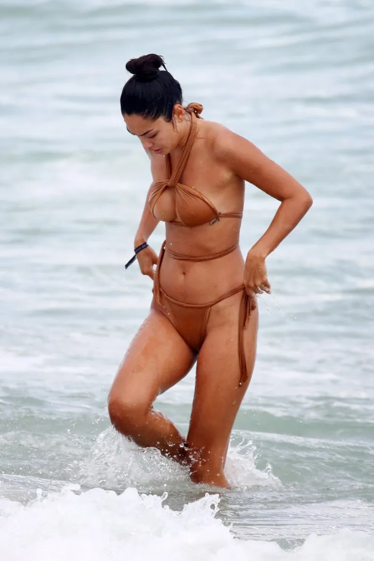 Manekenka Ambra Gutierrez na sebi je imala bikini koji vi&scaron;e  otkriva nego &scaron;to pokriva na plaži u Miamiju. Foto: Profimedia