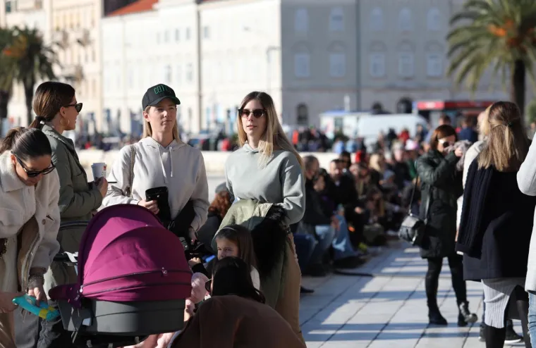[FOTO] OVAKO IZGLEDA DRUGI VAL PANDEMIJE U SPLITU: Ljudi zaboravili na sve mjere i natiskani na Rivi piju kavu