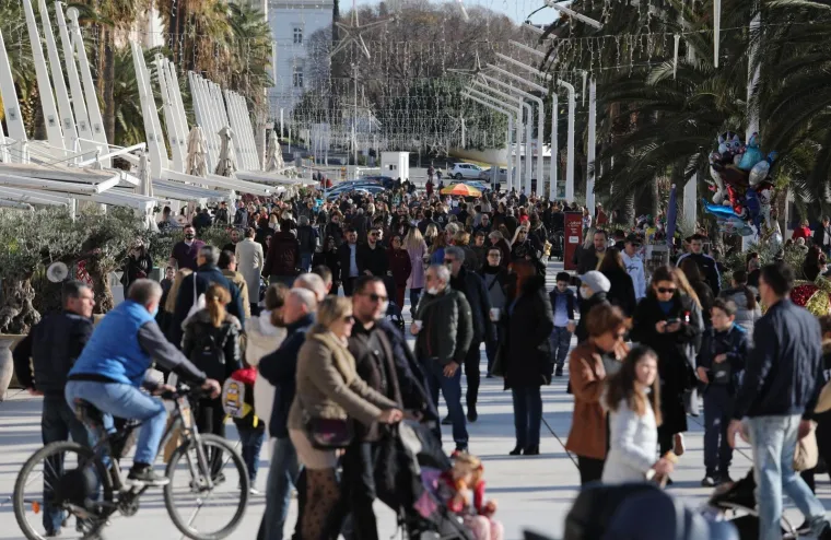 Splićani su danas bili natiskani na Rivi unatoč epidemiološkim mjerama