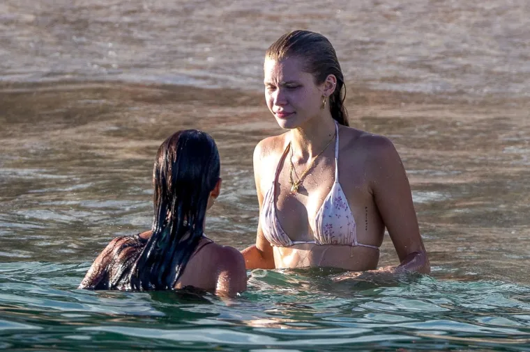 VRUĆI ODMOR U MEKSIKU: Manekenka i Playboyeva zečica uhvaćena kako svom dru&scaron;tvu pokazuje - gole grudi