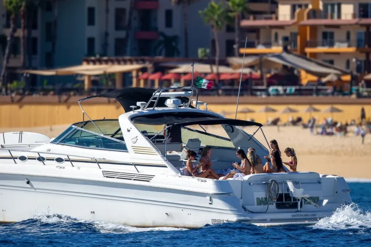 VRUĆI ODMOR U MEKSIKU: Manekenka i Playboyeva zečica uhvaćena kako svom dru&scaron;tvu pokazuje - gole grudi