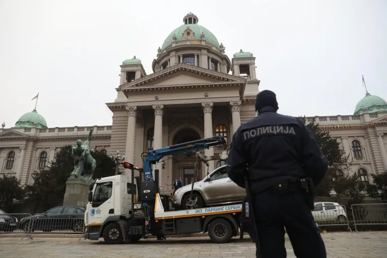 PROBIO ZA&Scaron;TITNU OGRADU ISPRED NARODNE SKUP&Scaron;TINE REPUBLIKE SRBIJE: 'Ministri napolje'