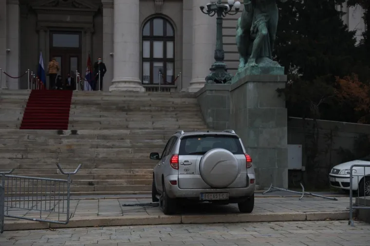 Autom probio za&scaron;titnu ogradu parlamenta