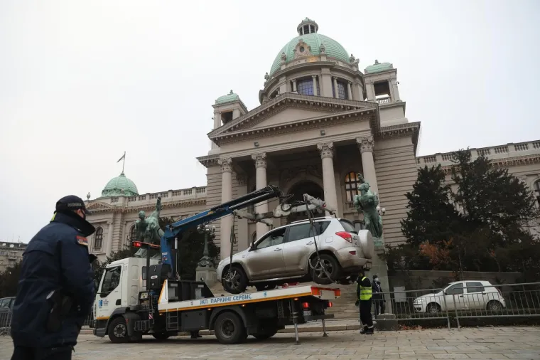 PROBIO ZA&Scaron;TITNU OGRADU ISPRED NARODNE SKUP&Scaron;TINE REPUBLIKE SRBIJE: 'Ministri napolje'