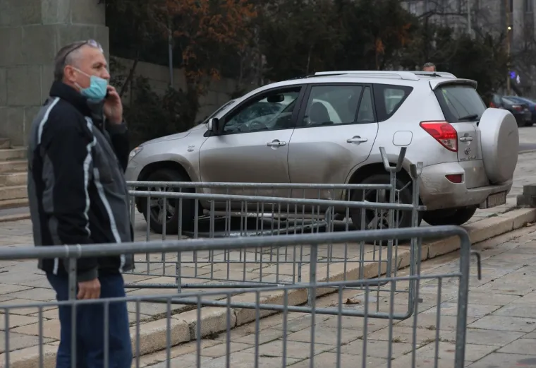 Mu&scaron;karac P.B. je automobilom ToyotaRAV4 probio za&scaron;titnu ogradu ispred Narodne skup&scaron;tine Republike Srbije, pa sa palicom u rukama prijetio "Ministri napolje".