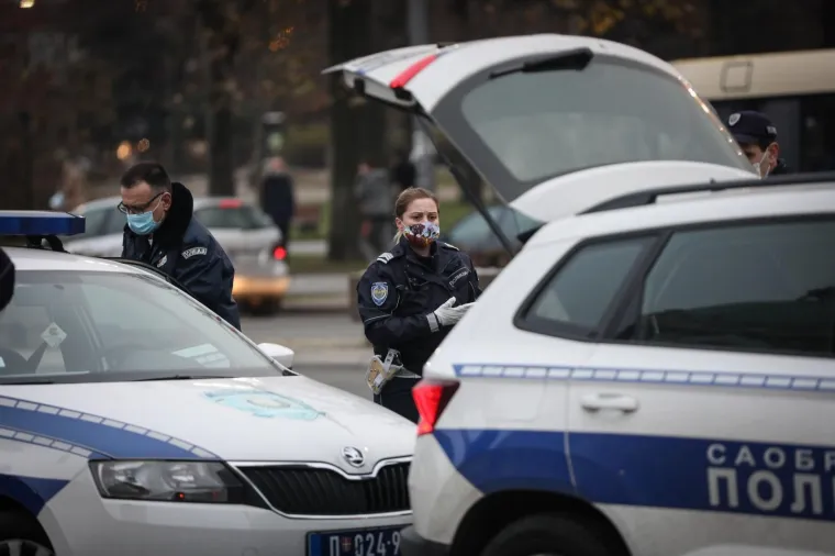 Mu&scaron;karac P.B. je automobilom ToyotaRAV4 probio za&scaron;titnu ogradu ispred Narodne skup&scaron;tine Republike Srbije, pa sa palicom u rukama prijetio "Ministri napolje". Prethodno je na svom Facebooku pozvao "Narod na ulice"