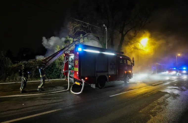 Na teren je izašlo pet vatrogasnih vozila.