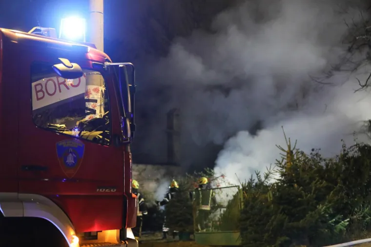 Zagreb - Vatrogasci gase požar na prostoru na kojemu se prodaju borovi na Aleji Hermanna Bollea 15a na Mirogoju.
