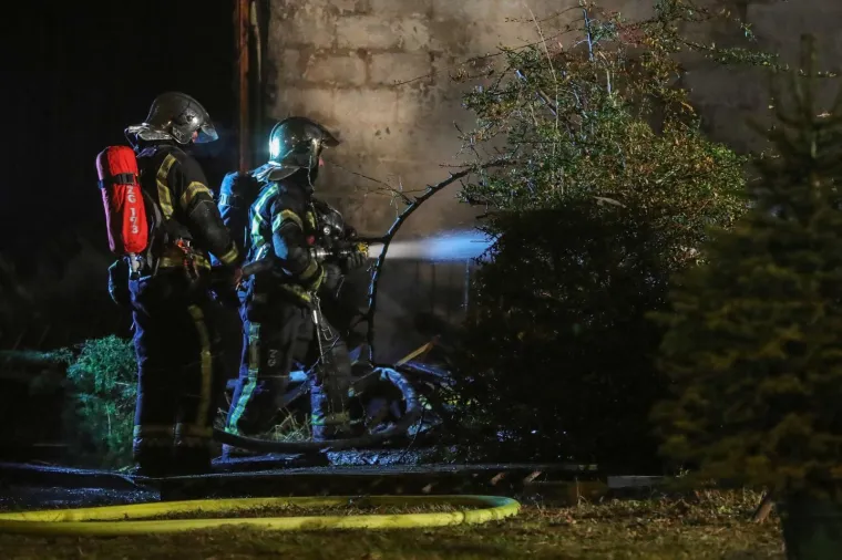 Zagreb - Vatrogasci gase požar na prostoru na kojemu se prodaju borovi na Mirogoju.