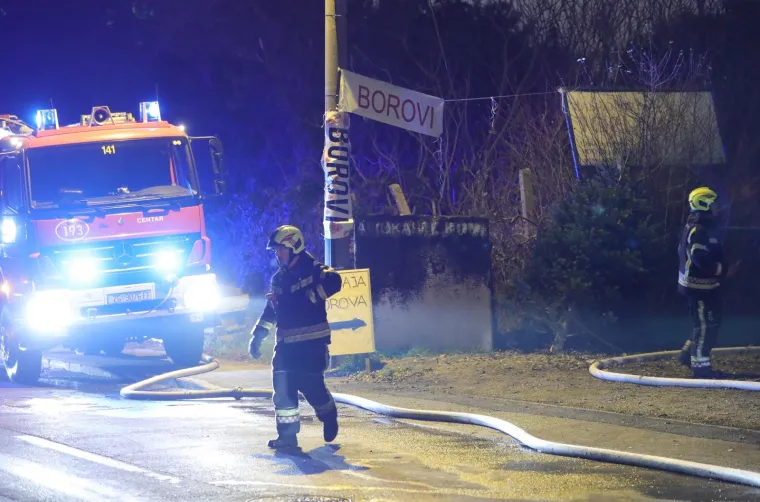 Zagreb - Vatrogasci gase požar na prostoru na kojemu se prodaju borovi na Aleji Hermanna Bollea 15a na Mirogoju.