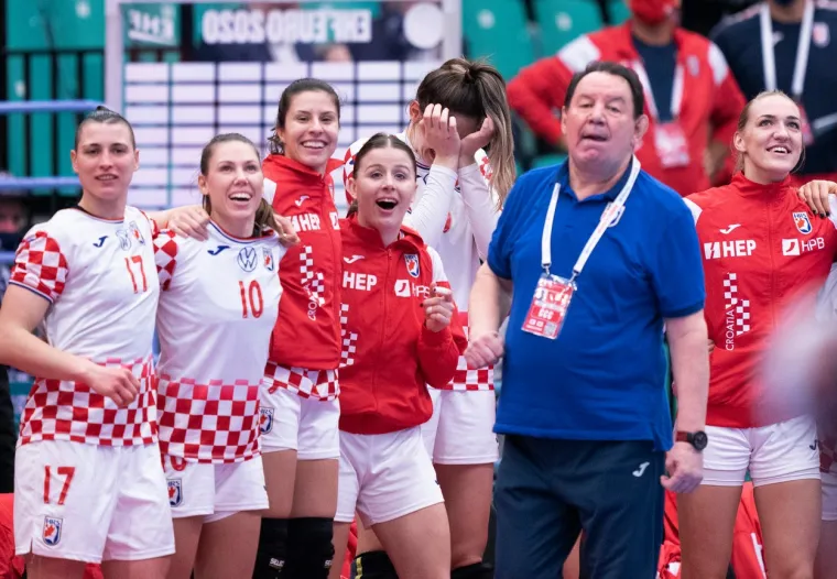 Izbornik ekipe Nenad &Scaron;o&scaron;tarić iz ničeg je napravio jako jako puno, otkrio kakvo blago ima u Lokomotivi, kao i na rukometnoj karti Hrvatske &scaron;to se tiče ženkog dijela.