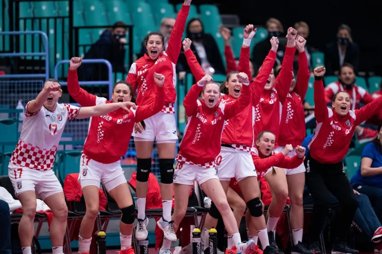 Hrvatska ženska rukometna reprezentacija u utorak je izborila povijesno polufinale Eura slavljem nad Njemačkom 23:20. Tako se čarobna hrvatska ženska rukometna božićna bajka nastavila i po prvi put ćemo gledati ove fantastične djevojke u zavr&scaron;nici kontinentalne smotre najboljih ekipa. Predivno, prekrasno, nema sumnje zauvijek ćemo pamtiti ovaj trenutak.