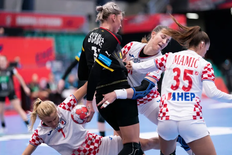 [FOTO] UTAKMICA GENERACIJE ZA NA&Scaron;E VELIČANSTVENE RUKOMETA&Scaron;ICE: Rovovska bitka za polufinale