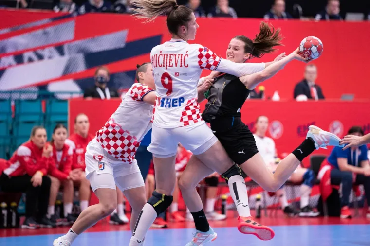 [FOTO] UTAKMICA GENERACIJE ZA NA&Scaron;E VELIČANSTVENE RUKOMETA&Scaron;ICE: Rovovska bitka za polufinale