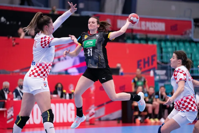 [FOTO] UTAKMICA GENERACIJE ZA NA&Scaron;E VELIČANSTVENE RUKOMETA&Scaron;ICE: Rovovska bitka za polufinale