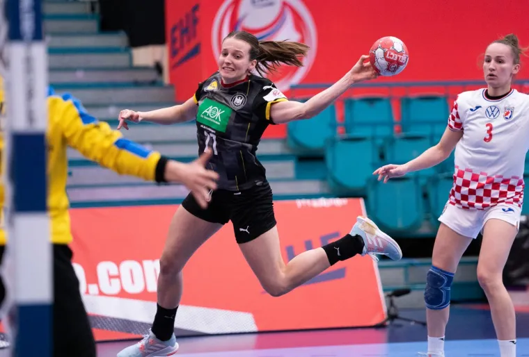 [FOTO] UTAKMICA GENERACIJE ZA NA&Scaron;E VELIČANSTVENE RUKOMETA&Scaron;ICE: Rovovska bitka za polufinale