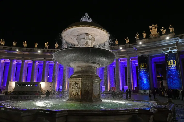 NEOBIČNE JASLICE U VATIKANU: Vjernici podijeljeni, ali ipak hrle u katoličku prijestolnicu