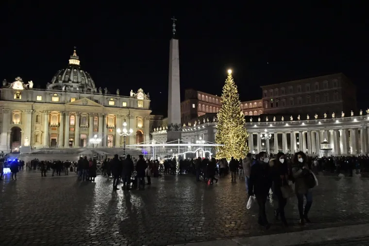 NEOBIČNE JASLICE U VATIKANU: Vjernici podijeljeni, ali ipak hrle u katoličku prijestolnicu