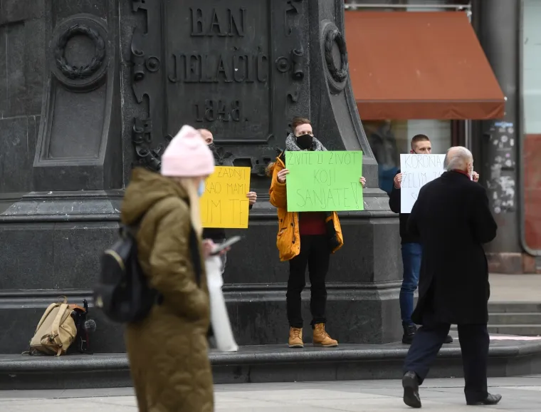 Pogledajte kako su četvorica prijatelja rastjerala sivilo u centru Zagreba: 'Korona odj... Želim zagrliti svoju baku'