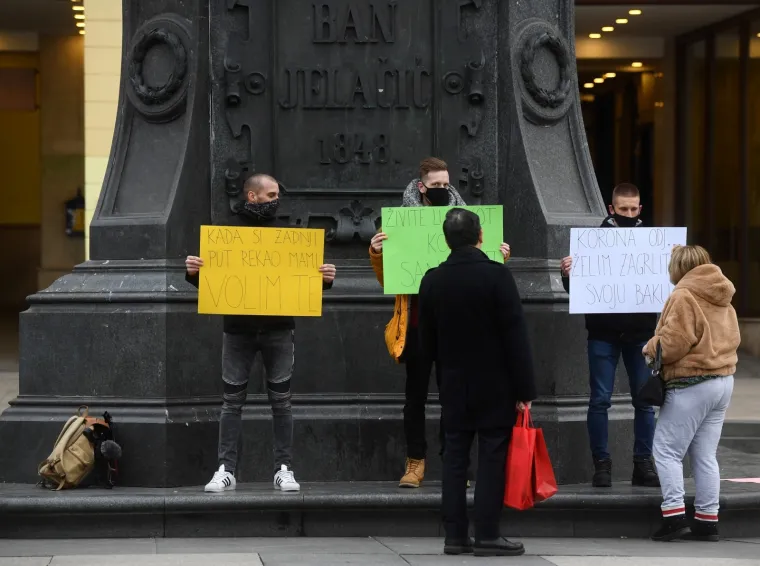 Pogledajte kako su četvorica prijatelja rastjerala sivilo u centru Zagreba: 'Korona odj... Želim zagrliti svoju baku'