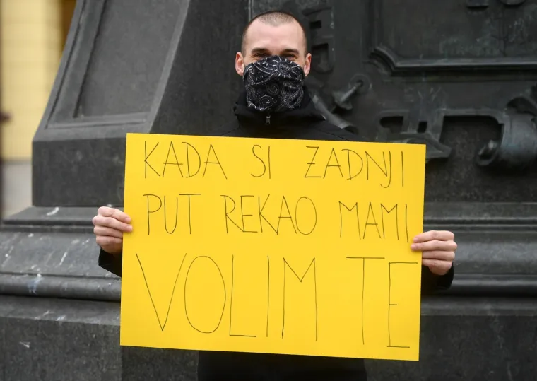 Pogledajte kako su četvorica prijatelja rastjerala sivilo u centru Zagreba: 'Korona odj... Želim zagrliti svoju baku'