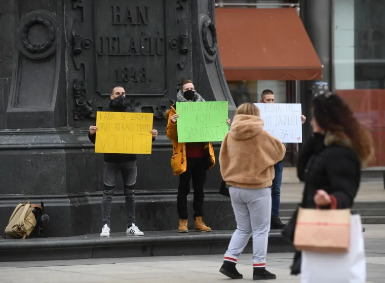 Pogledajte kako su četvorica prijatelja rastjerala sivilo u centru Zagreba: 'Korona odj... Želim zagrliti svoju baku'