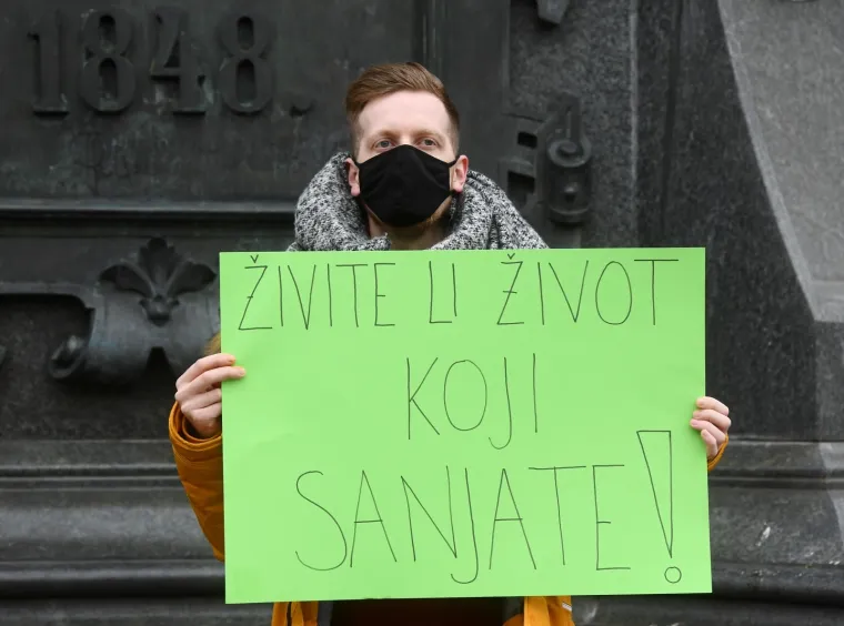 Pogledajte kako su četvorica prijatelja rastjerala sivilo u centru Zagreba: 'Korona odj... Želim zagrliti svoju baku'