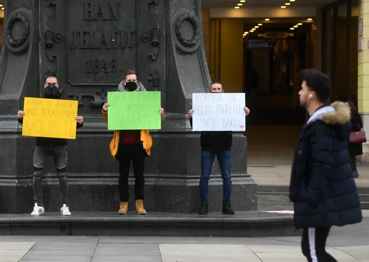 Pogledajte kako su četvorica prijatelja rastjerala sivilo u centru Zagreba: 'Korona odj... Želim zagrliti svoju baku'