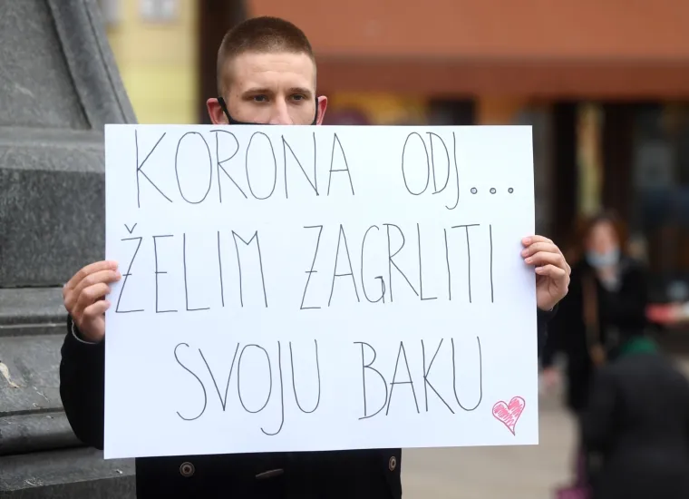 Pogledajte kako su četvorica prijatelja rastjerala sivilo u centru Zagreba: 'Korona odj... Želim zagrliti svoju baku'