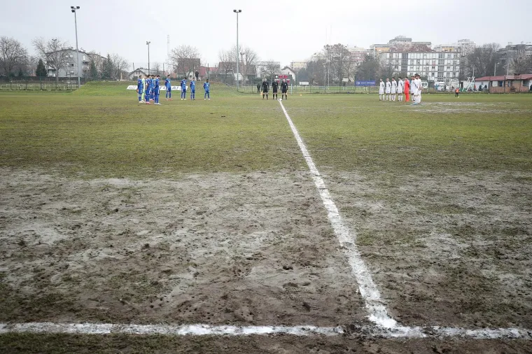 Dinamo je u teškim uvjetima na travnjaku bio bolji i s 2:0 slavio 
 protiv Rudeša u osmini finala Hrvatskog kupa.