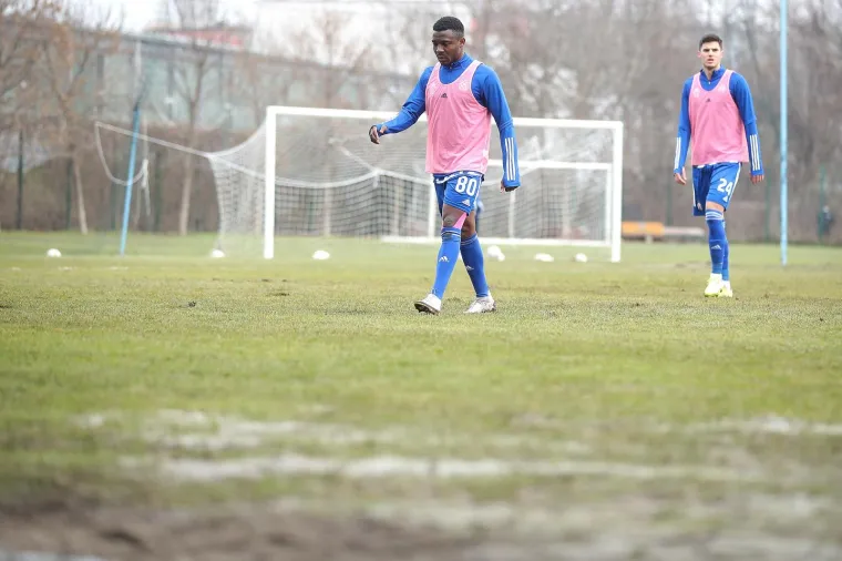 Modri su u prvom poluvremenu imali dvije velike prilike, ali Dino Perić i Izet Hajrović nisu bili precizni. Međutim iskupili su se u nastavku. Hajrović je doveo Dinamo u vodstvo u 61. minuti.  Lovro Majer odigrao je za Tolića, a ovaj je u šesnaestercu Rudeša napravio totalnu pomutnju da bi potom na drugoj stativi pronašao Hajrovića.