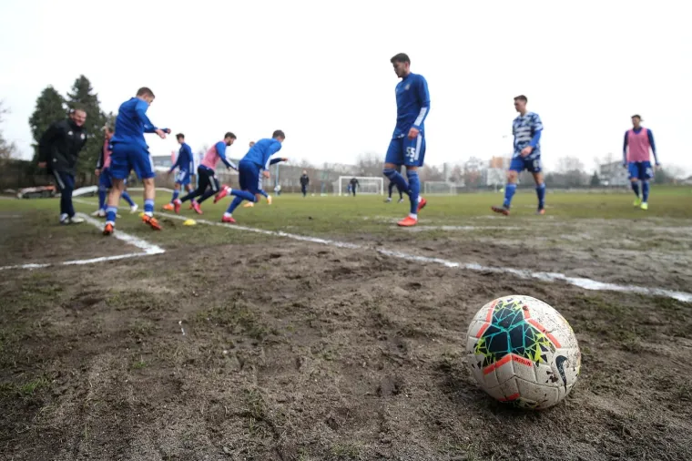 Ovaj je s lakoćom udarcem glavom pospremio loptu u mrežu. Do drugo gola najvažnija stvar koja se dogodila na travnjaku je isključenje Grgića. Igrač Rudeša grubo je u 89. minuti startao s leđa na Ivanušeca i nije ostavio sucu puno prostora za odluku. Konačan rezultat postavio je Perić u drugoj minuti sudačke nadoknade. iz kuta je ubacio Oršić, a najviši u skoku bio je branič Dinama.