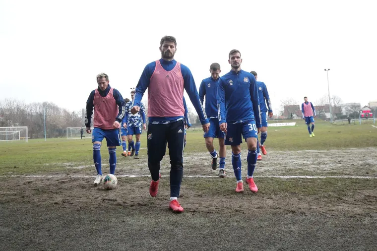 Travnjak je bio priča za sebe. Blato i kaljuža po kojoj su igrali Dinamo i Rudeš stvarno se rijetko viđa.