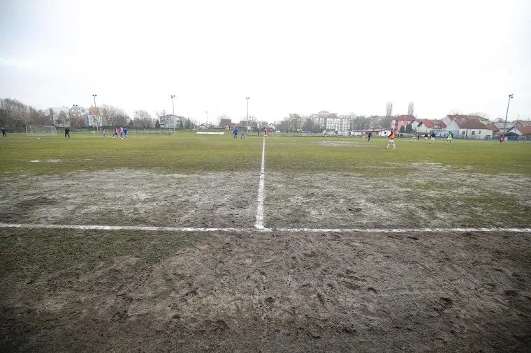 [FOTO] IGRAČ DINAMA U ŽIVOTU NIJE VIDIO OVAKAV TEREN NA KOJEM JE DANAS IGRAO: 'Ostao je u šoku, kaže mi da ovo nije još doživio'