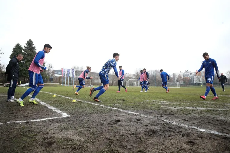 [FOTO] IGRAČ DINAMA U ŽIVOTU NIJE VIDIO OVAKAV TEREN NA KOJEM JE DANAS IGRAO: 'Ostao je u šoku, kaže mi da ovo nije još doživio'