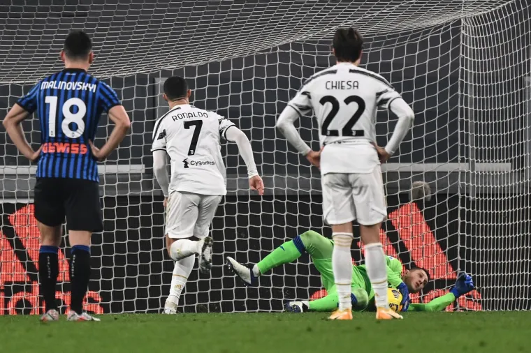 U susretu 12. kola talijanskog nogometnog prvenstva Juventus i Atalanta su u Torinu odigrali 1-1 uz promašeni jedanaesterac Cristiana Ronalda.  Atalanta je u Torino doputovala uzdrmana sukobom trenera Gian Piera Gasperinija i kapetana Papua Gomeza, te oslabljena neigranjem ozlijeđenih Josipa Iličića, Maria Pašalića, Mattie Caldare i Cristiana Piccinija, no "La Dea" je uspjela osvojiti bod kod prvaka.