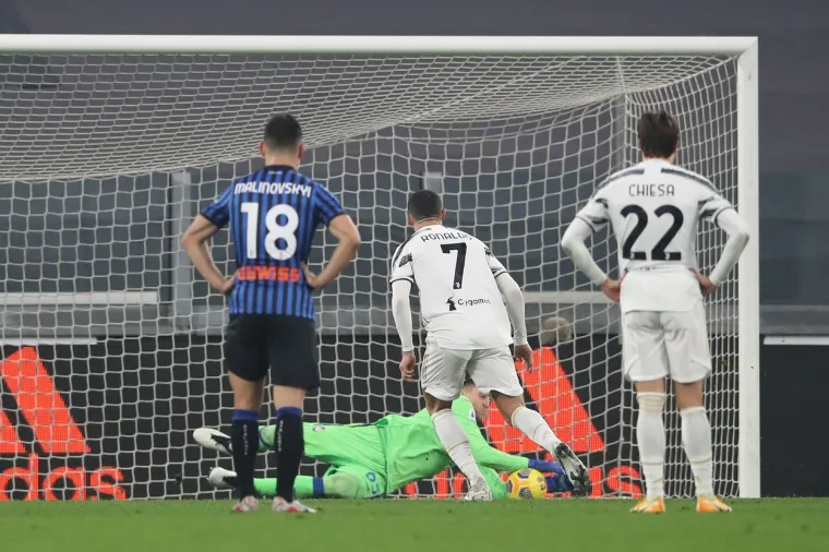Juventus je poveo u 29. minuti sjajnim golom Federica Chiese sa 20-tak metara. No, gosti su u nastavku uspjeli izjednačiti, a jednako lijep pogodak i to gotovo sa istog mjesta zabio je Remo Freuler u 57. minuti.  Domaćin je samo tri minute kasnije mogao do novog vodstva, no Cristiano Ronaldo nije realizirao kazneni udarac. Njegovu namjeru pročitao je Pierluigi Gollini. Juve je fantastičnu priliku imao i u 62. minuti, no Gollini je zaustavio i Moratin udarac.  Večeras je na rasporedu još šet susreta, a najviše pažnje izaziva dvoboj Intera i Napolija.