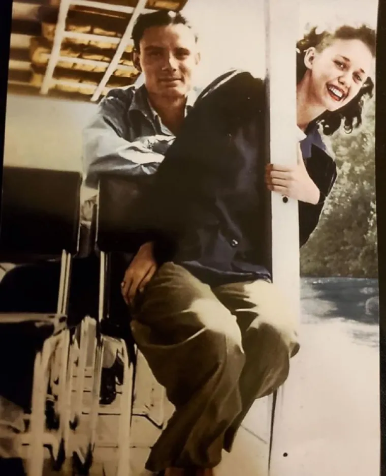 IZVUKLI STARE FOTOGRAFIJE SVOJIH DJEDOVA I BAKA PA PITALI KORISNIKE DRU&Scaron;TVENIH MREŽA: Kako je moguće da svi izgledaju kao filmske zvijezde?