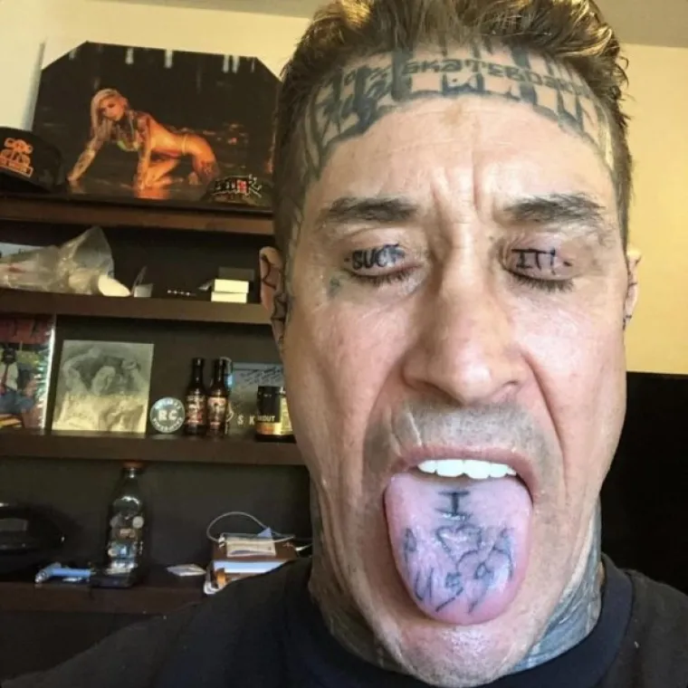 KOME SU ONI U DJETINJSTVU NA GLAVU PALI? Ove godine smo se nagledali stvarno stra&scaron;nih tetovaža, ali ovo je stvarno vrh