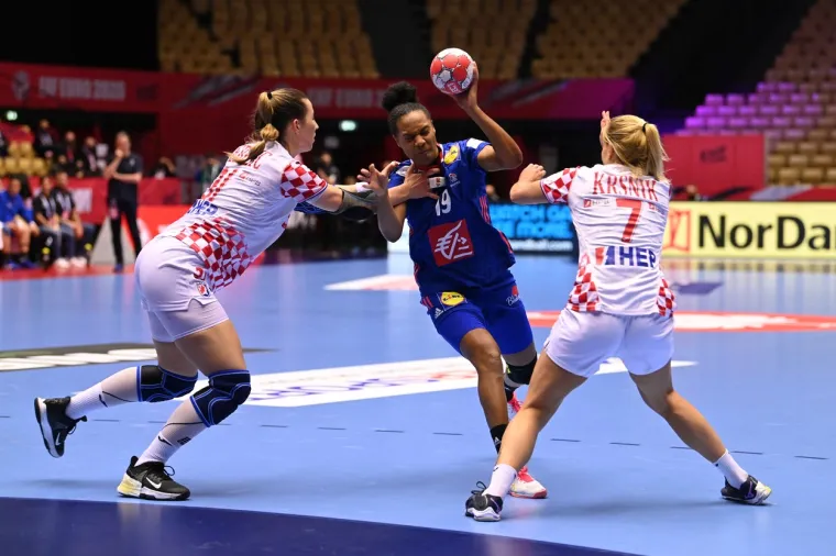 [FOTO] NEMA VEZE &Scaron;TO STE IZGUBILE DJEVOJKE, BORILE STE SE HRABRO: Pogledajte bitku za finale Eura