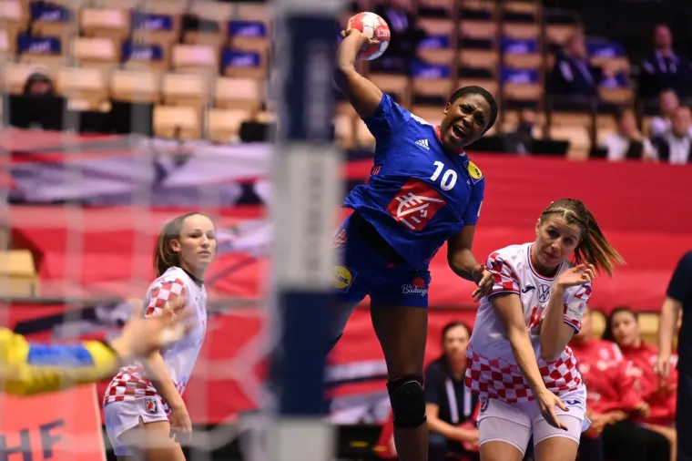 [FOTO] NEMA VEZE &Scaron;TO STE IZGUBILE DJEVOJKE, BORILE STE SE HRABRO: Pogledajte bitku za finale Eura